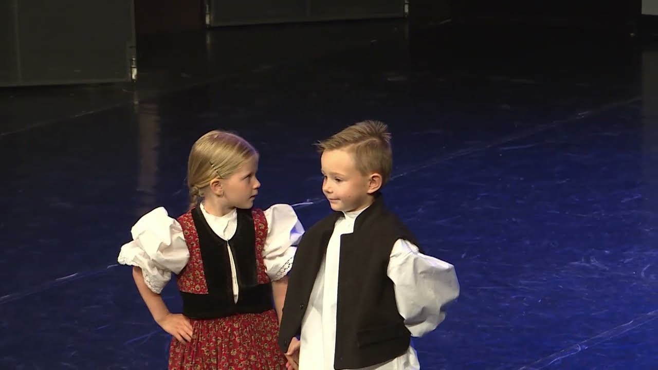 Drmeš-da! 2023. Djeca, Lara i Lovro Horvat, Klinček stoji pod oblokom