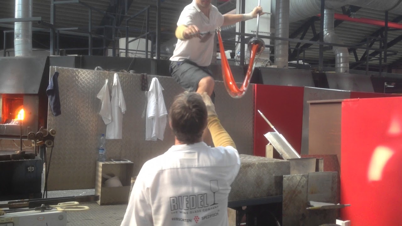 Riedel - Making Decanter (www.gourmethouse.bg)