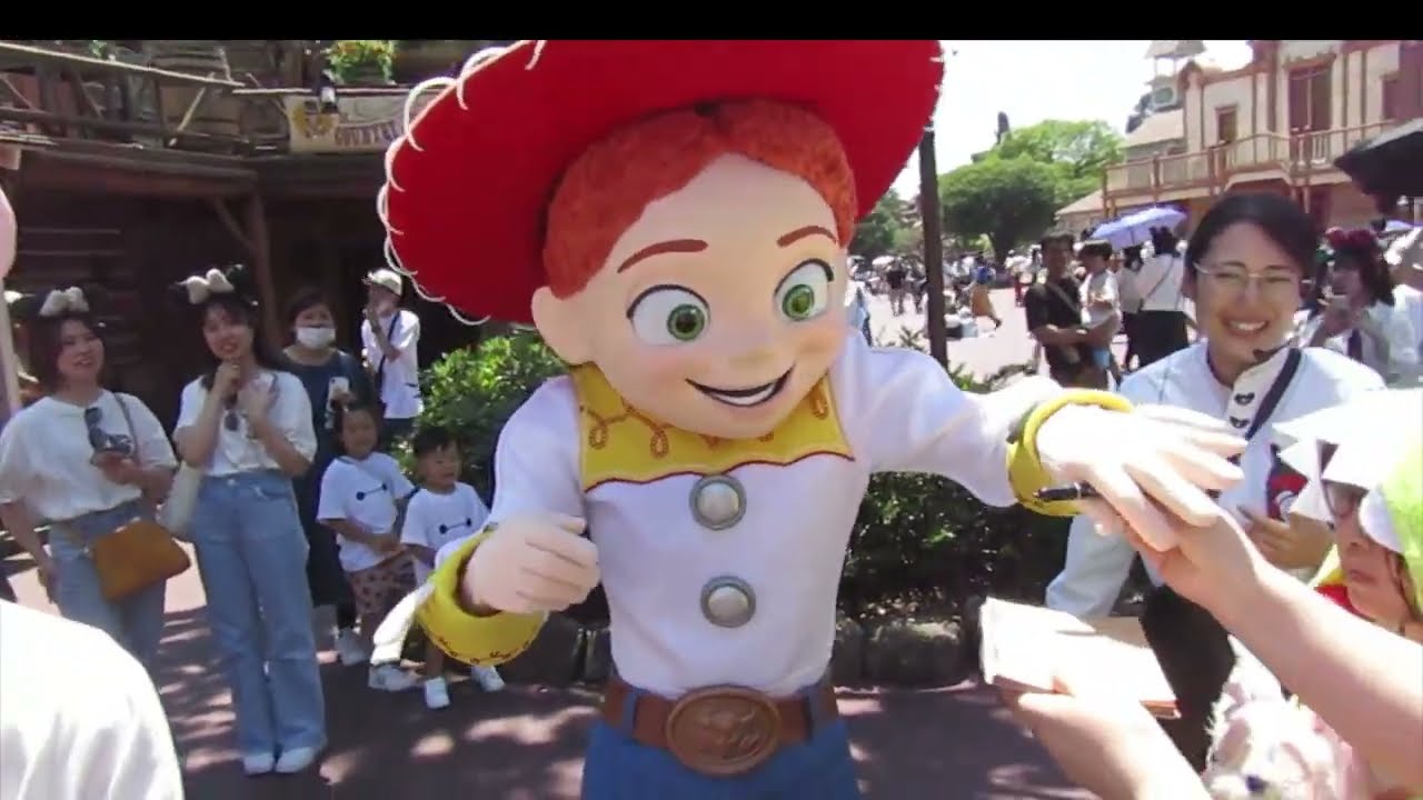 Lemon & Ichigo enjoy a day out at Tokyo Disneyland !