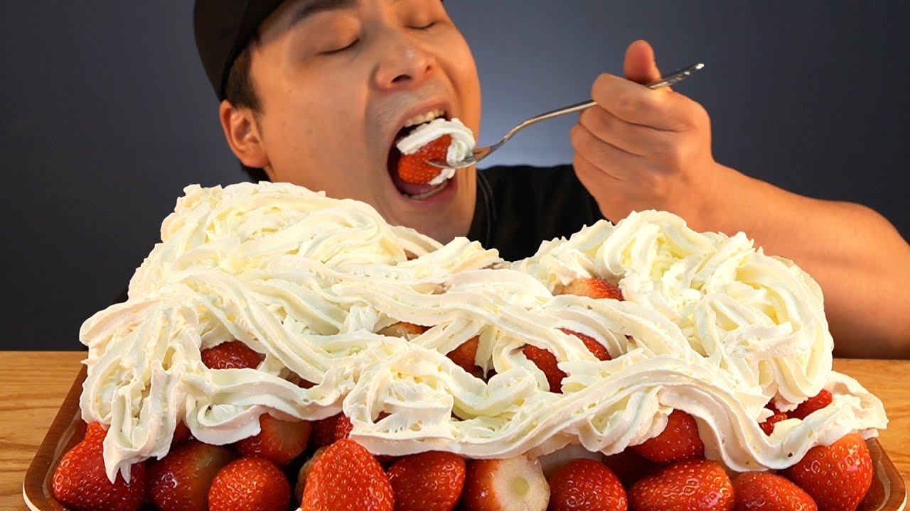 딸기에 휘핑크림 잔뜩 뿌려서 먹방~!! 리얼사운드 social eating Mukbang(Eating Show)