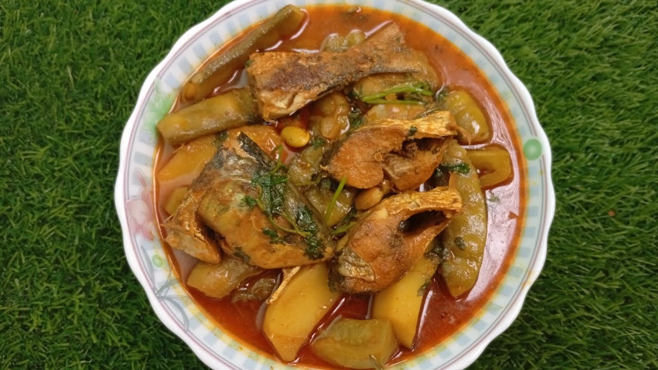 দেশি সিম🫛 টমেটো🍅 দিয়ে ইলিশ🐟 মাছের খুবই👍 মজাদার😋 একটি খাবার🥘।