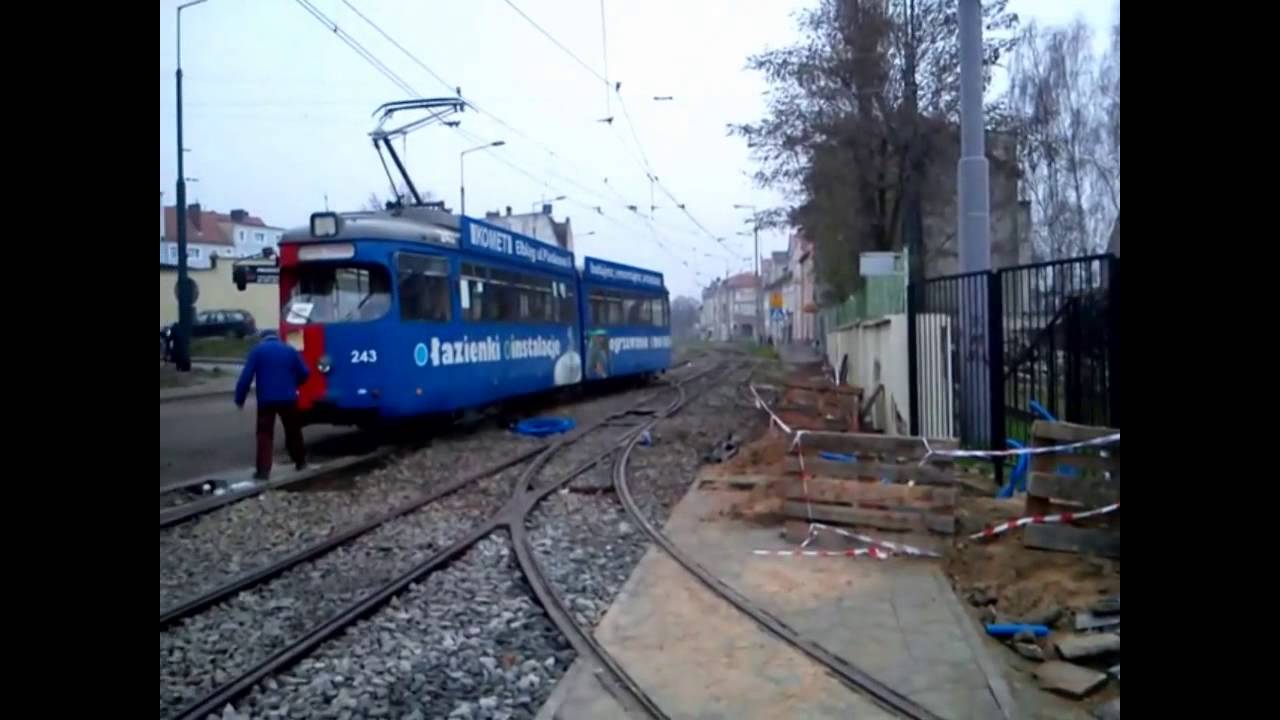 Poranne przestawianie wagonów w zajezdni.