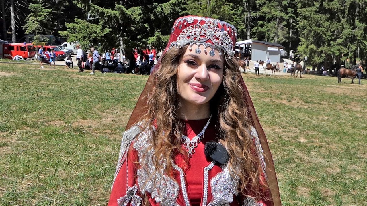 Najljepša djevojka Ajvatovice, svi su željeli sliku sa njom