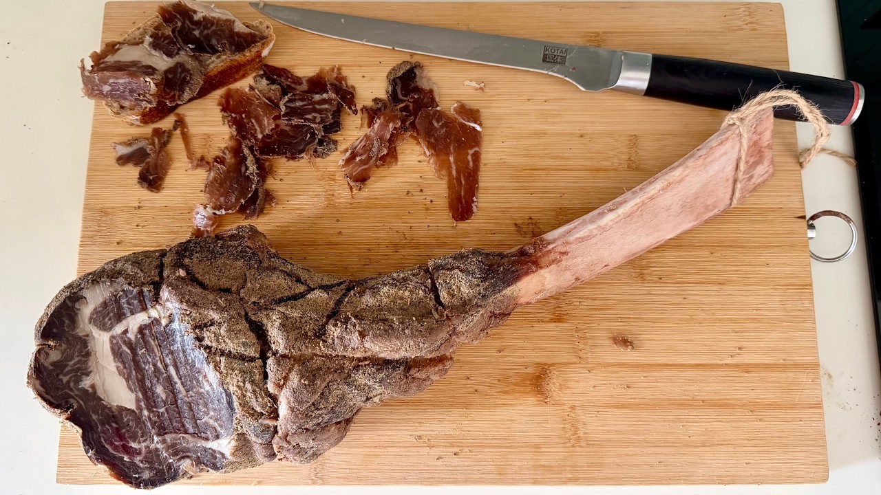 Ecco come Trasformare una Costata di Manzo in Prosciutto Crudo