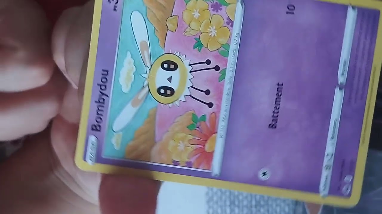 Je montre mais carte Pokémon 