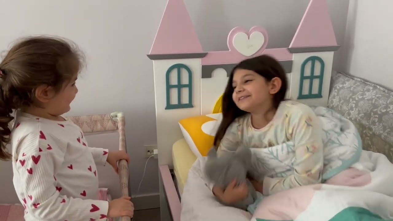 Kızları uyuttum zannederken canavarlarla uğraşmışlar #funnyvideo #funny #kidsactivities 
