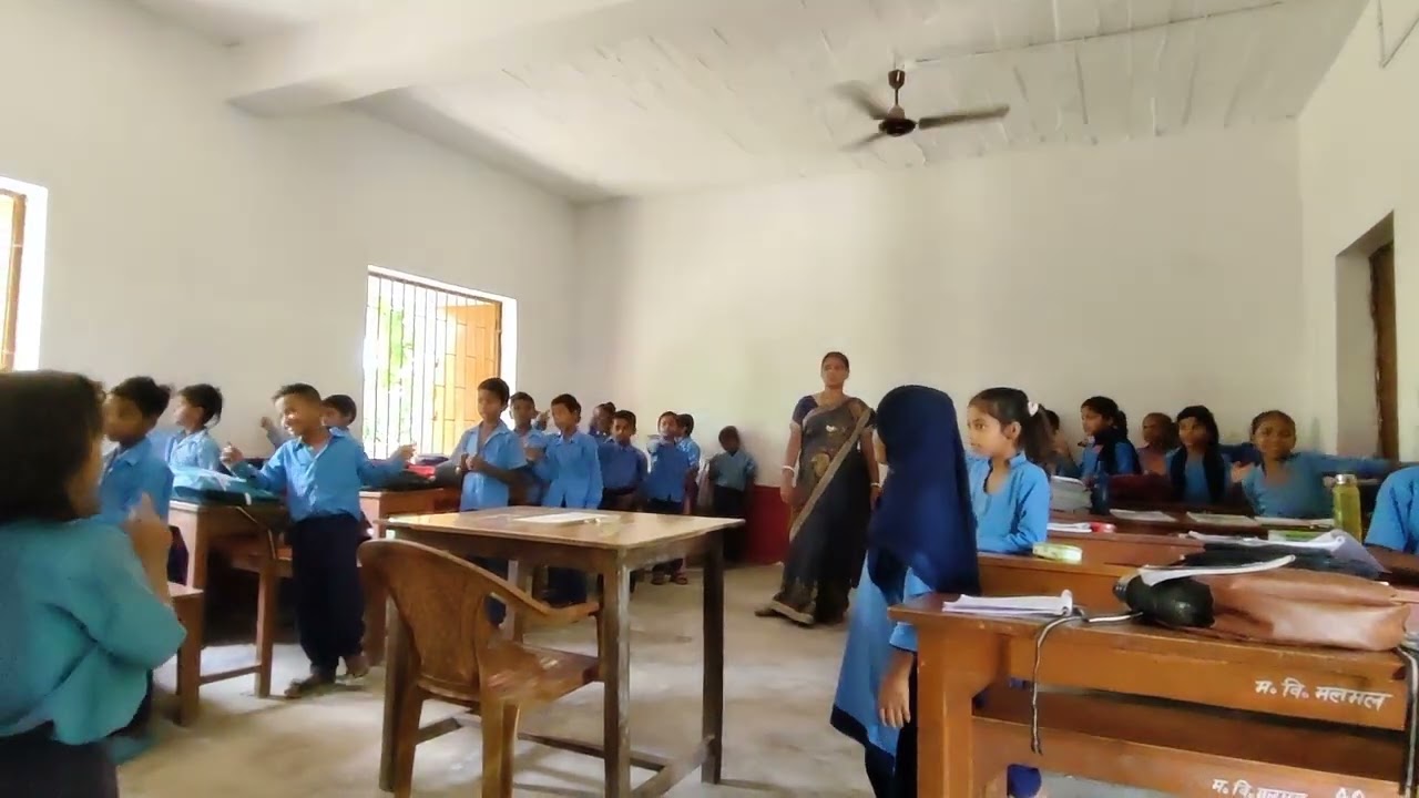 कविता के माध्यम से बच्चों को स्वर वर्ण का पहचान कराते हुए😊