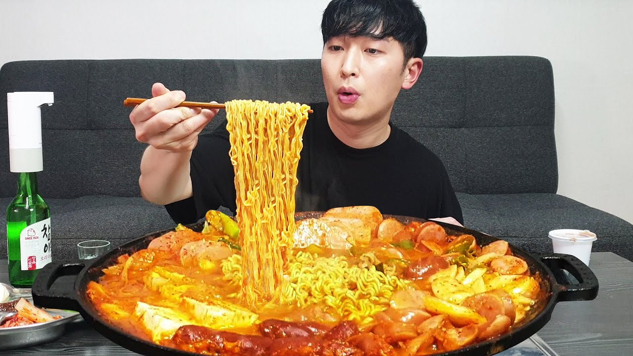 리얼먹방! 샤워 후 직접 만든 부대찌개에 소주 한잔.. 혼술 갬성 Budae jjigae (Sausage Stew) MUKBANG EATING SHOW