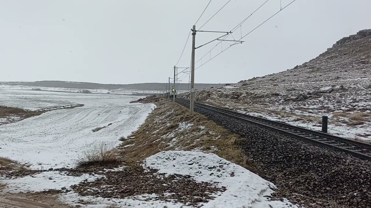 Karlar arasında Uzaklardan akıp gelen elektrikliler. 