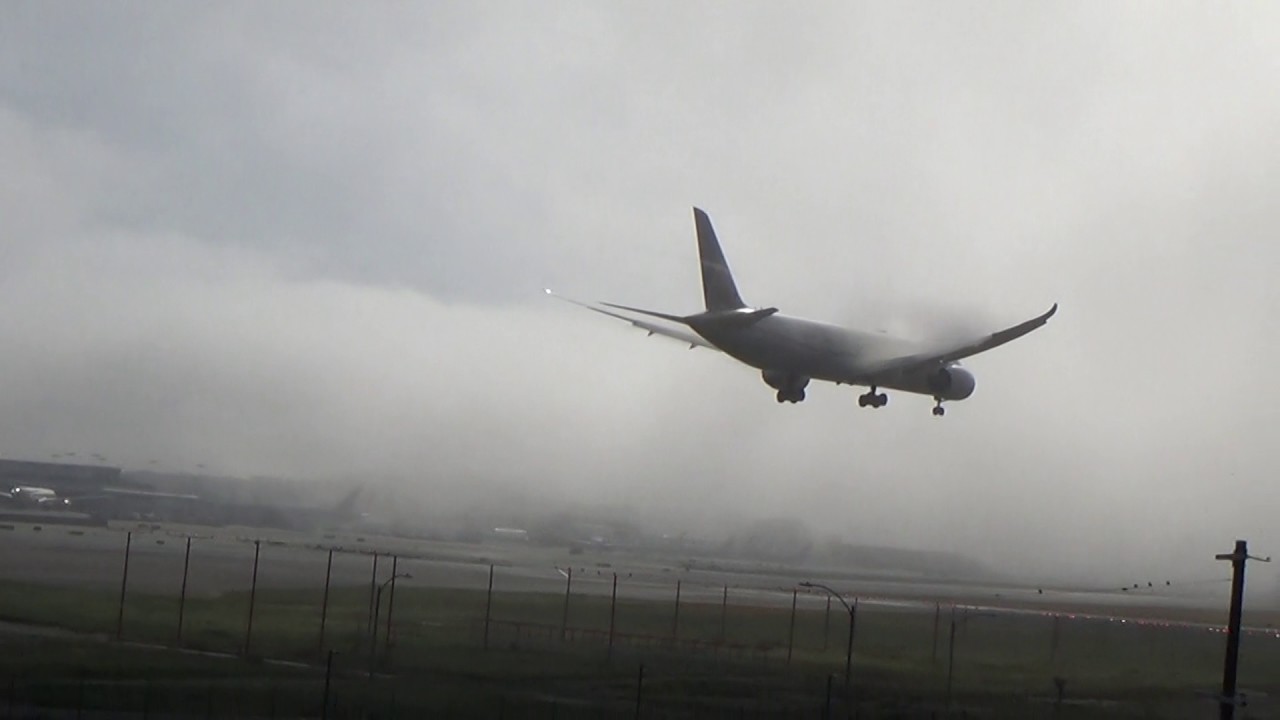 United Airlines B787-9 N13954 at LAX + Low visibility rwy 24R