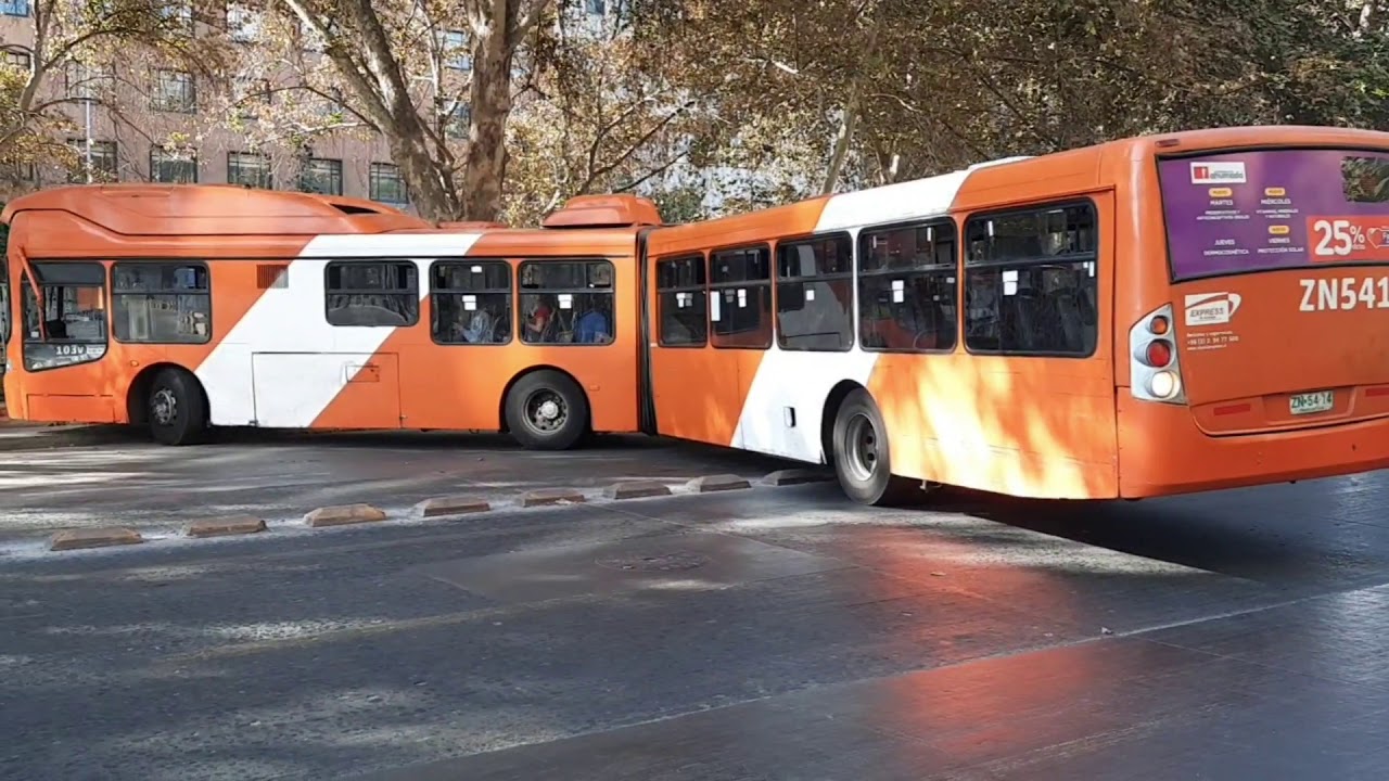 Bus articulado atrapado: Busscar Urban Pluss de Express atrapado en la Alameda