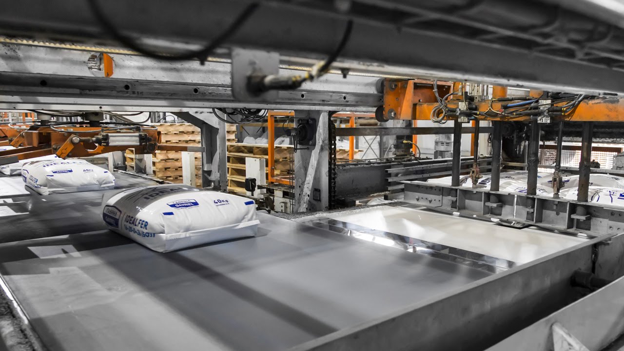 Fertilizer bagging and packing machines