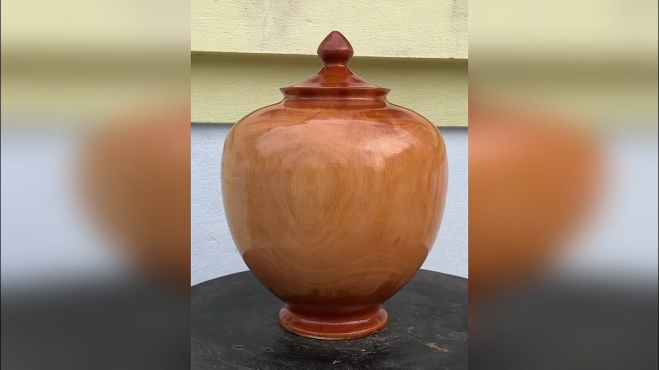 好点子与好技艺成就非凡 木工车床技艺精湛，刀法精准，巧妙雕琢木材曲线，打磨出光滑纹理，展现手工艺术之美。