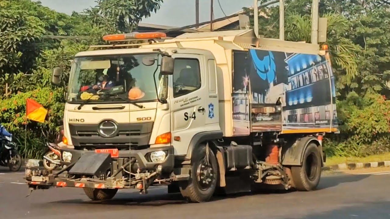 Lihat Cara Kerja Truk Hino Penyapu Jalan | Road Sweeper Truck | Truk Sapu - Sapu Surabaya
