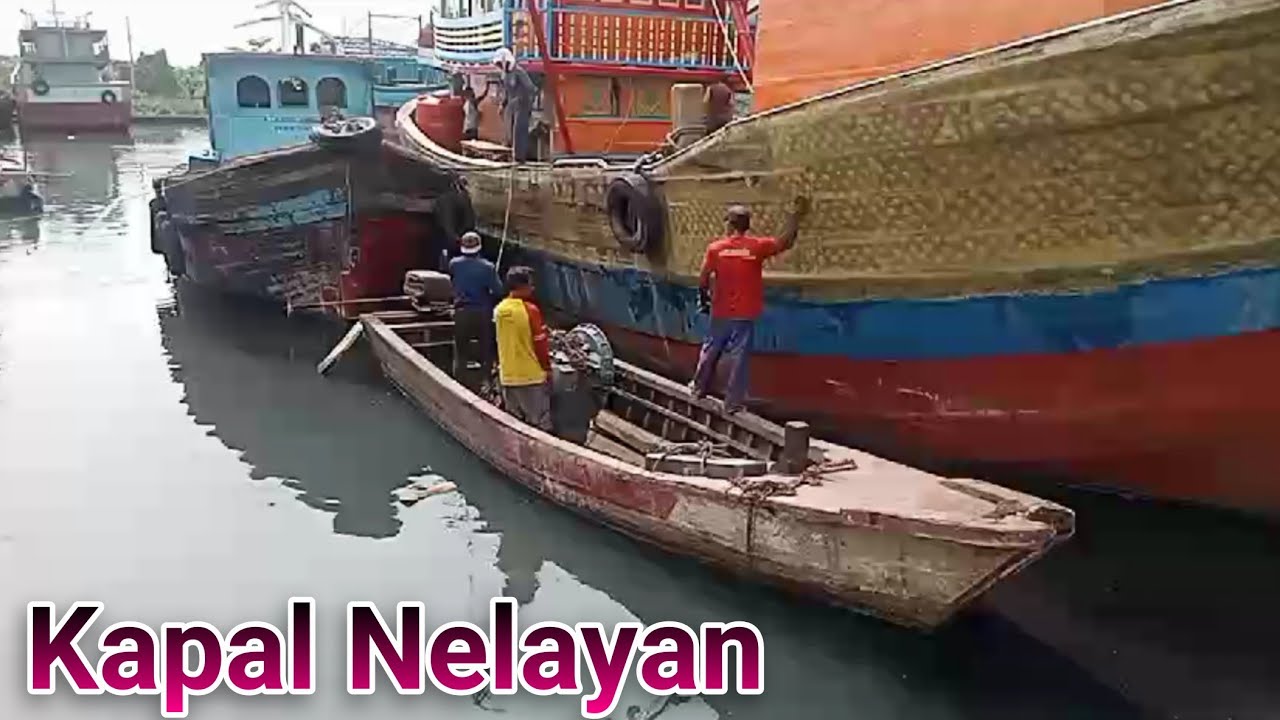 melihat kapal nelayan di pelabuhan pekalongan.
