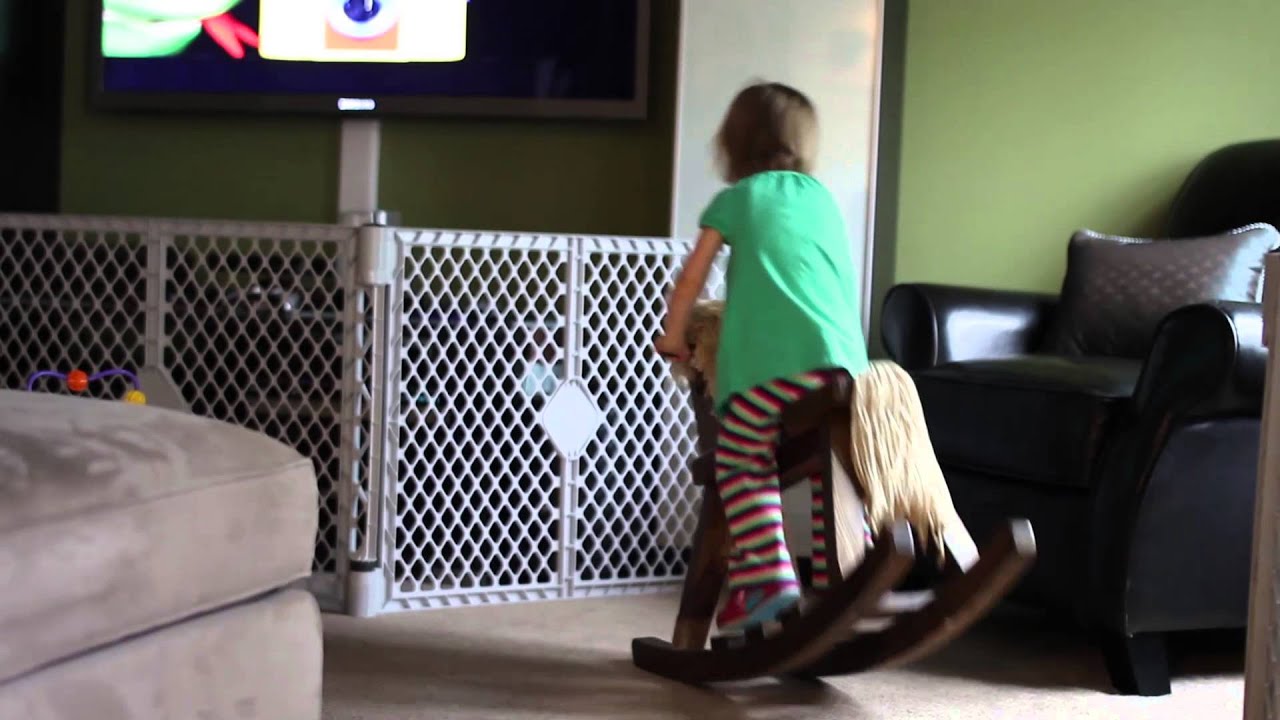 Chloe rides her horsey