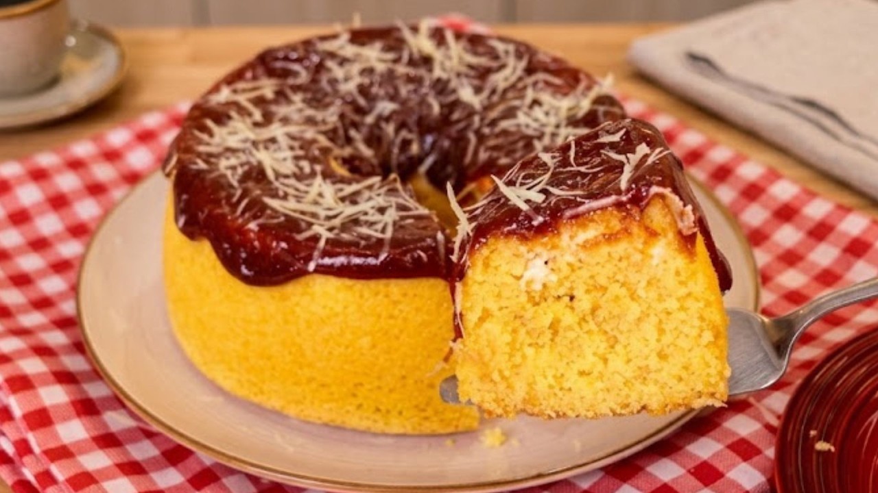 BOLO DE MILHO DE LATINHA FOFINHO E CREMOSO COM REQUEIJ&Atilde;O | RECEITA F&Aacute;CIL E R&Aacute;PIDA