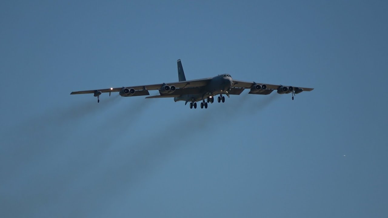 Dni NATO Ostrawa 2025 &mdash; B-52 Stratoforteca &mdash; Przelot