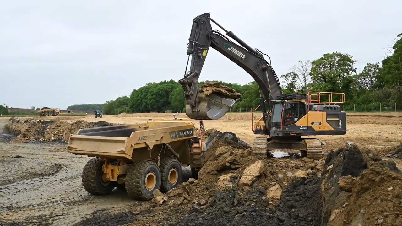 VOLVO EC480E and A40 trucks digging a cell.