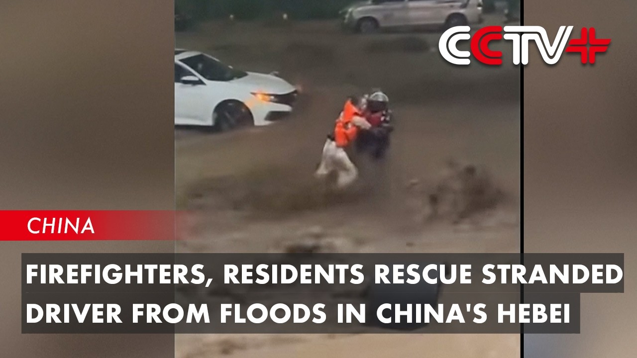 Firefighters, Residents Rescue Stranded Driver from Floods in North China's Hebei