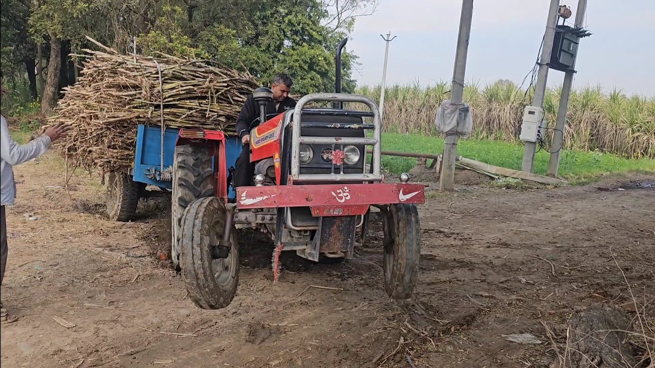 खेत से तो निकल गई ट्रॉली घेर में आकर फंस गई 