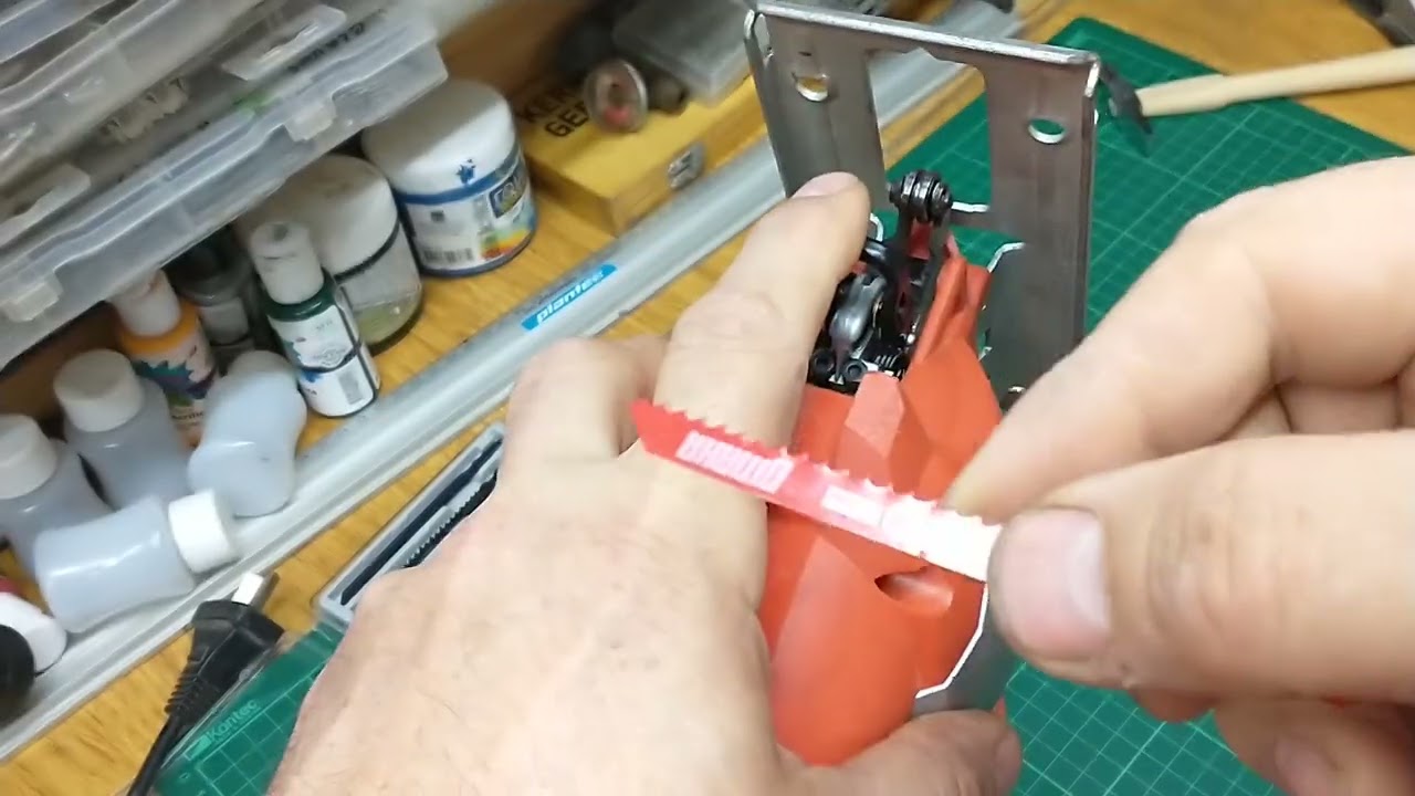 Cambio de repuesto porta hoja caladora Black and Decker
