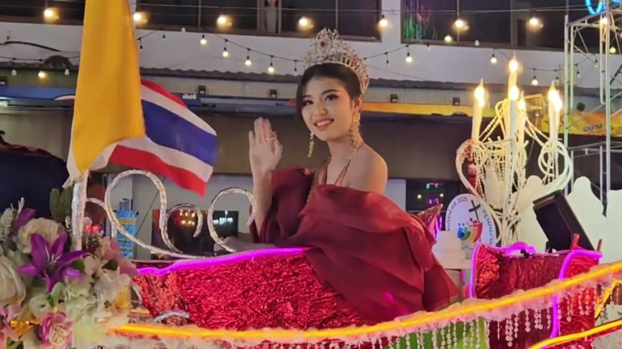 Thailand Nakhon Phanom Christmas Parade (here they come ...)