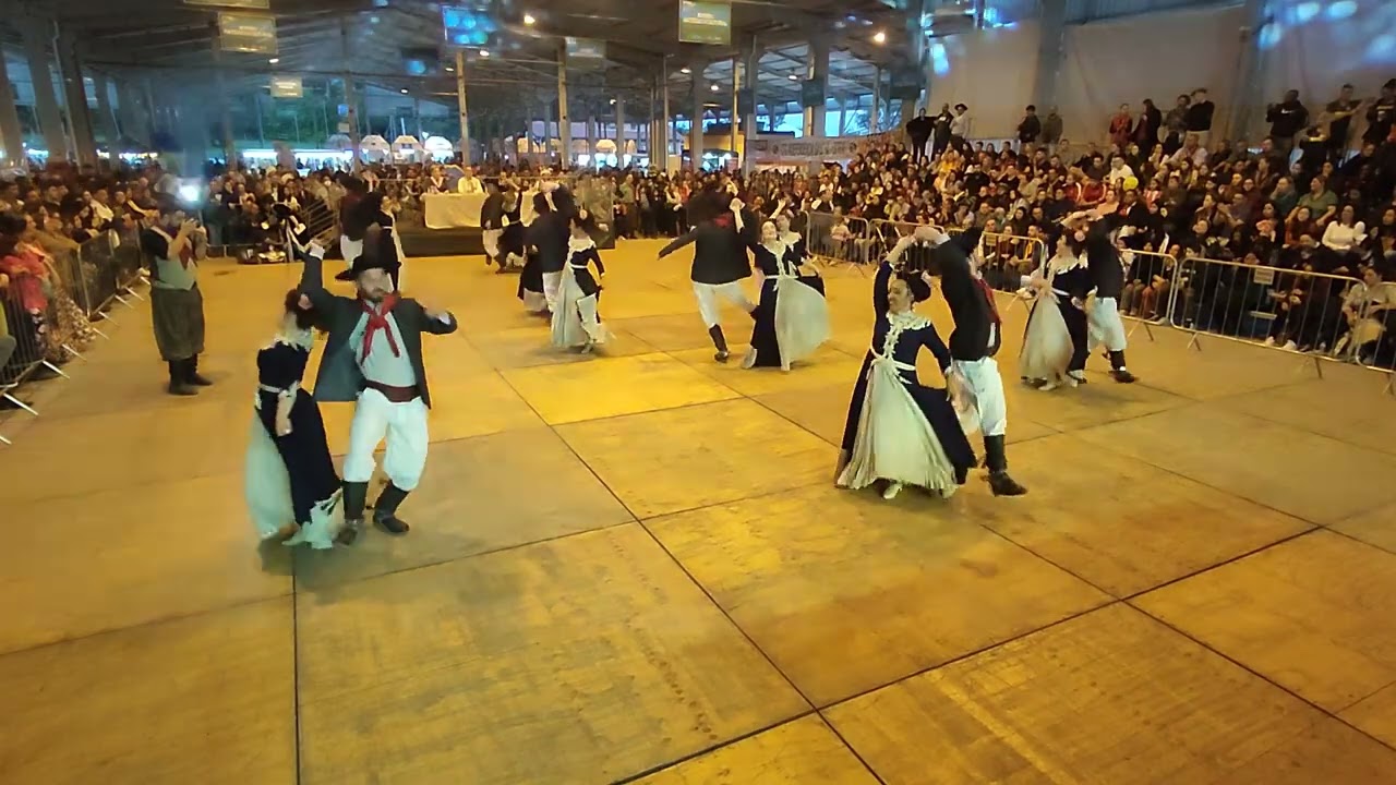 Invernada adulta AT Poncho Branco no rodeio artistico de Esteio
