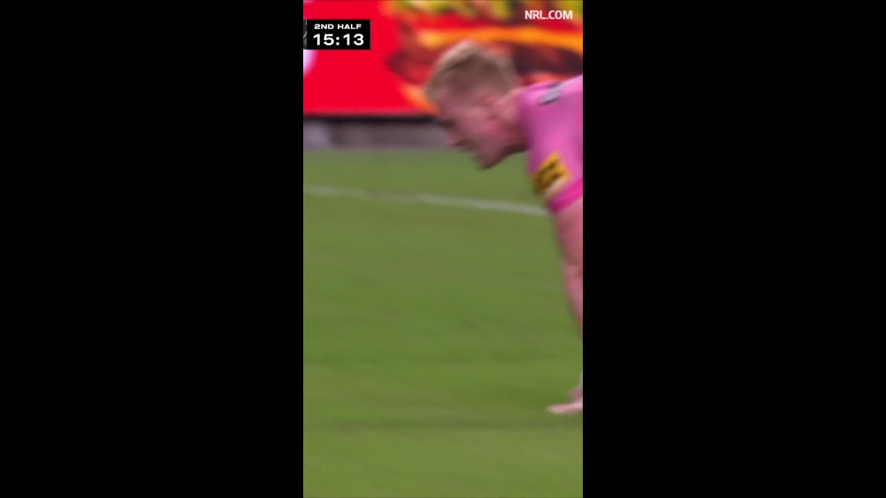 Tom Jenkins pr&oacute;buje swoich sił w meczu Sydney Roosters kontra Penrith Panthers