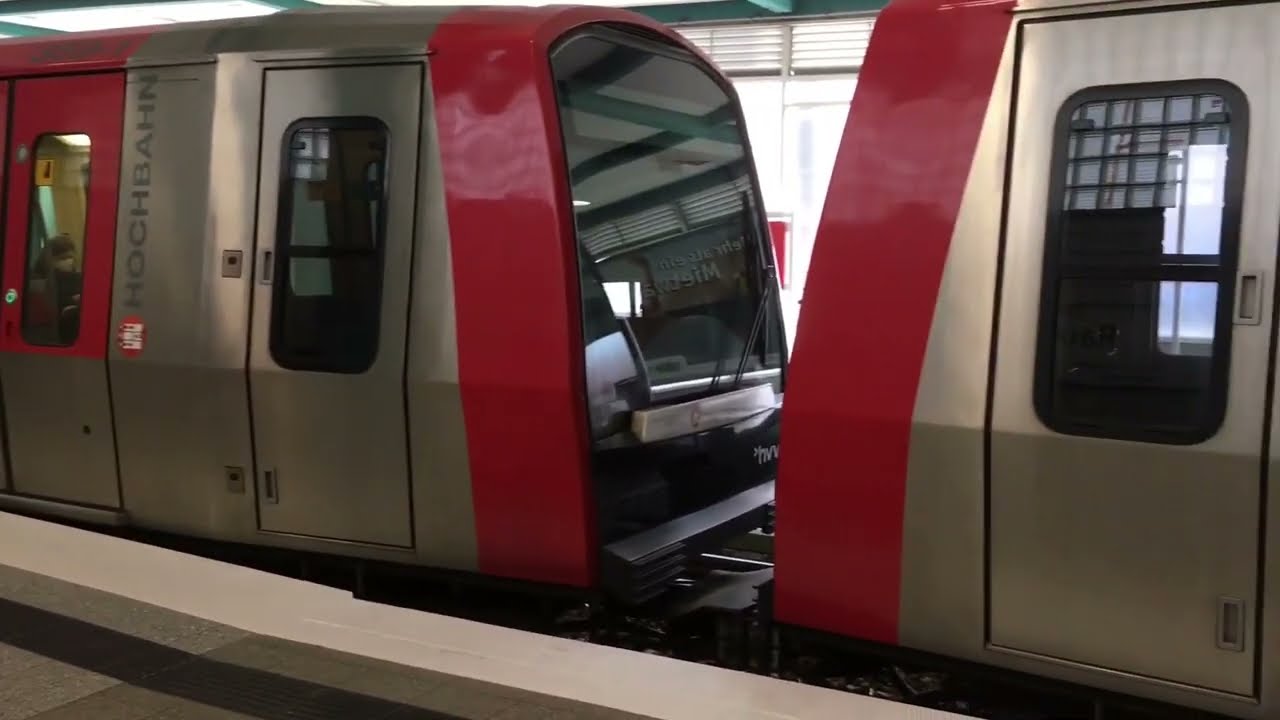 Hamburg: Züge am Bahnhof Rauhes Haus (U2, U4)