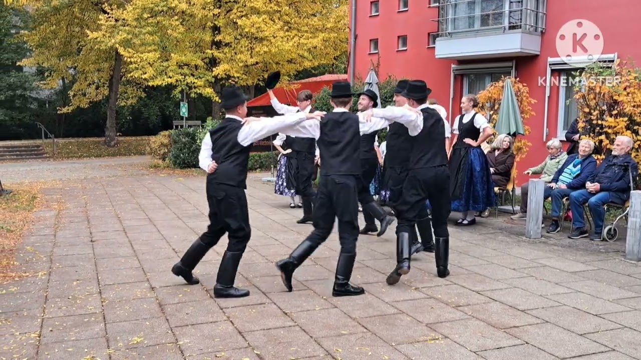 Auftritt der Takser Tanzgruppe aus Ungarn vor dem AWO Seniorenheim in Moosburg 