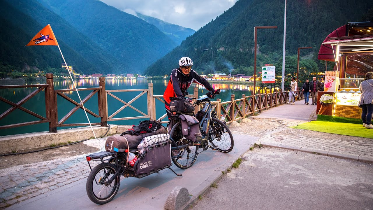 Na bicykli cez 14 krajín za 3 mesiace. (By bike through 14 countries in 3 months.)