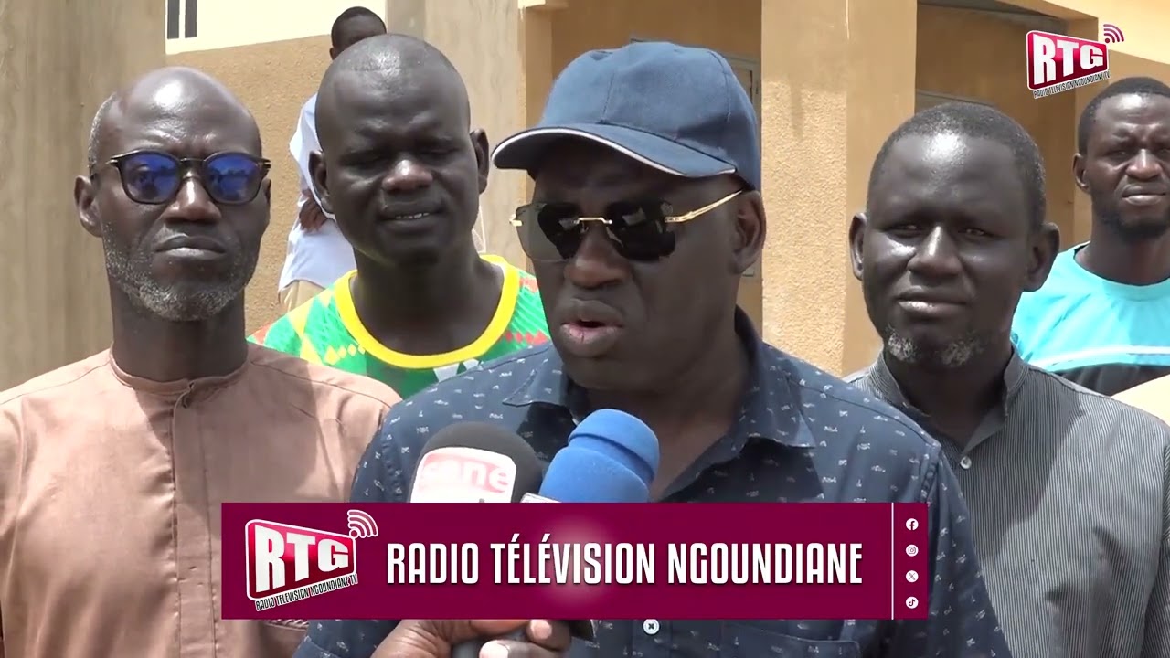 Le maire de la commune de Ngoundiane, M. Mbaye Dione, accompagné d'une délégation composée des...