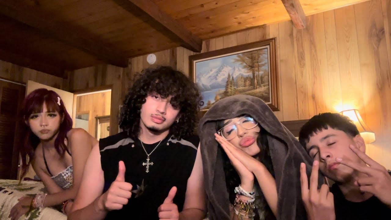 WE HAD A SLEEPOVER IN A CABIN!!💤