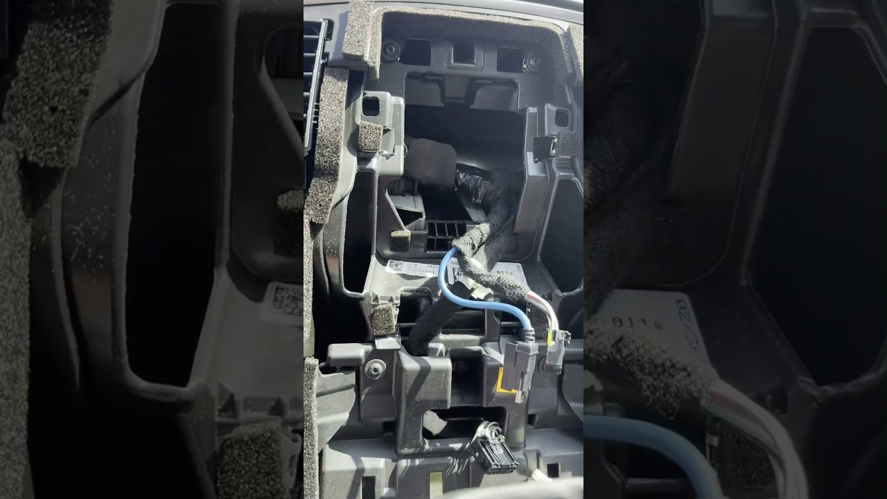 Разбор центральной консоли плюс антискрип/Disassembly of the center console Renault Scenic 4