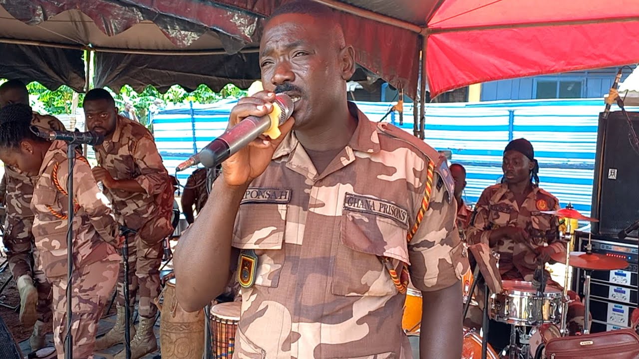 Tears Flow! Officer Amponsah of Kumasi Prisons band em0ti0nally sings Wofa Asomani's songs