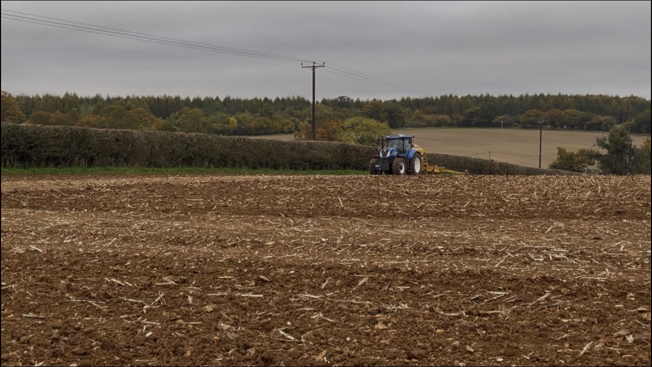 Drilling with a new Holland t7 260 in Wiltshire ￼