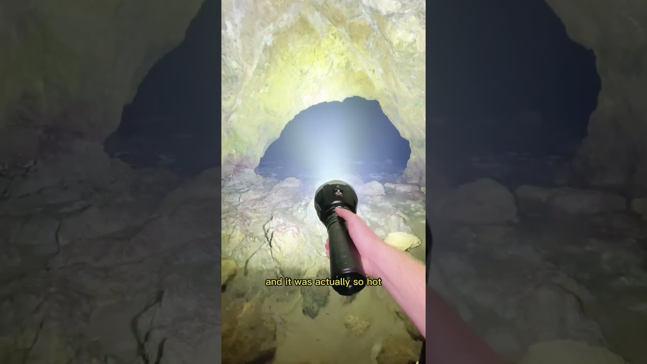 Самый яркий в мире фонарик в морской пещере 🌊 🔦