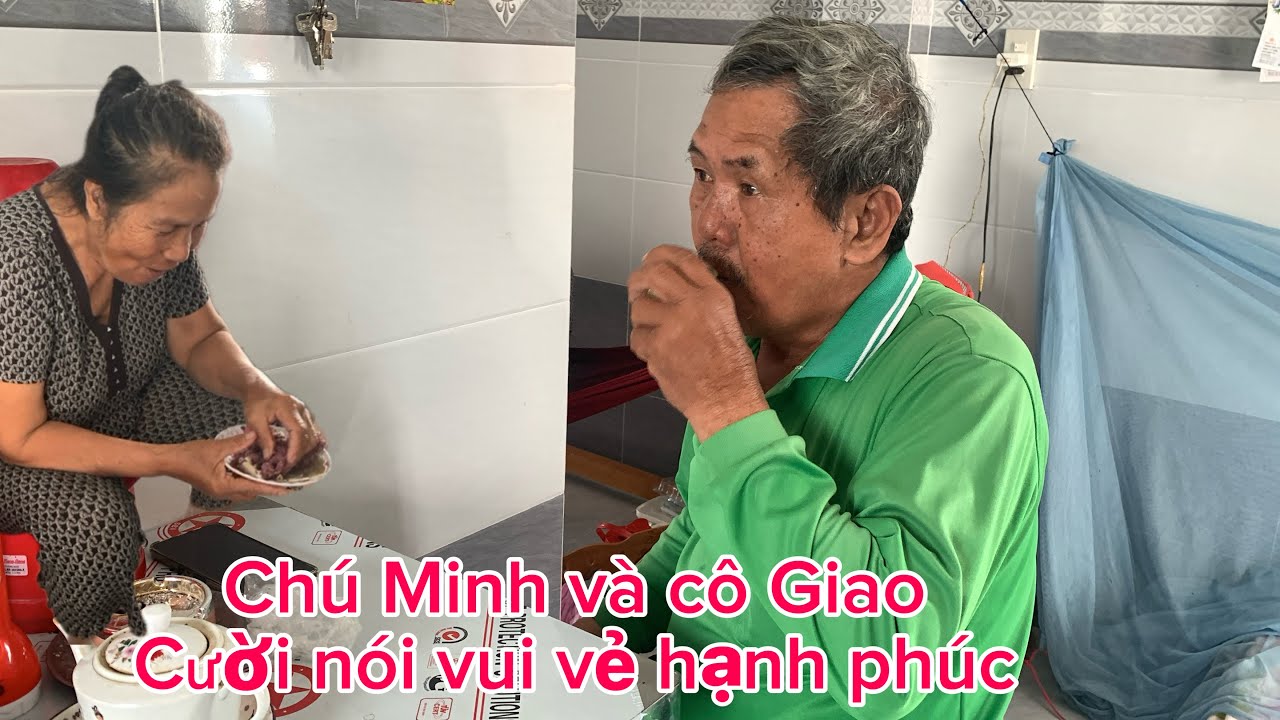 Chú Minh và cô Giao cười nói vui vẻ hạnh phúc 