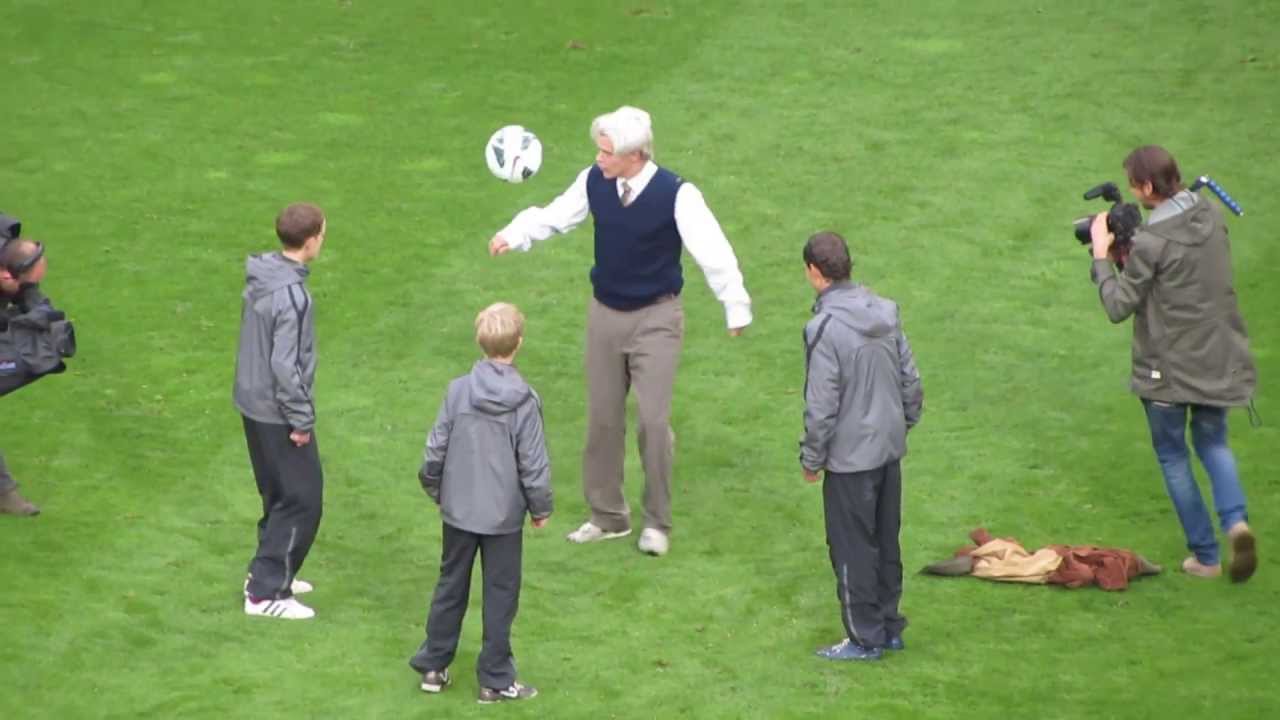 PSV - FC Groningen 5-2 Imitatie-opa showt zijn voetbalkwalit