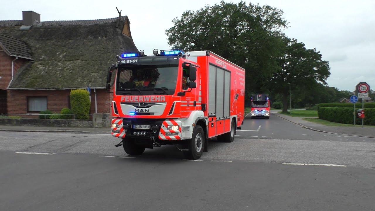 [Verkehrsunfall an der Freiwillige Feuerwehr Vaale-Nutteln] Feuerwehr Itzehoe mit viel Bullhorn