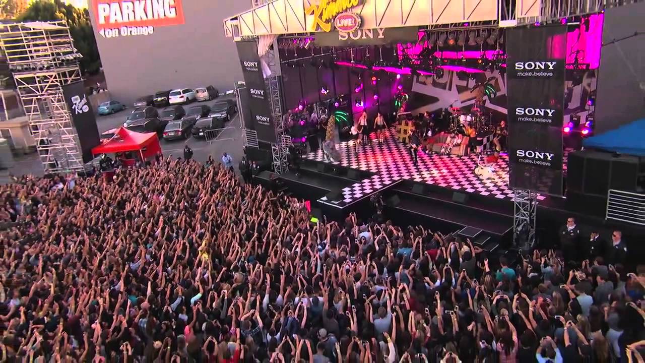 Miley Cyrus: 'We Can't Stop' live at Sony Outdoor Stage (2013 HD)