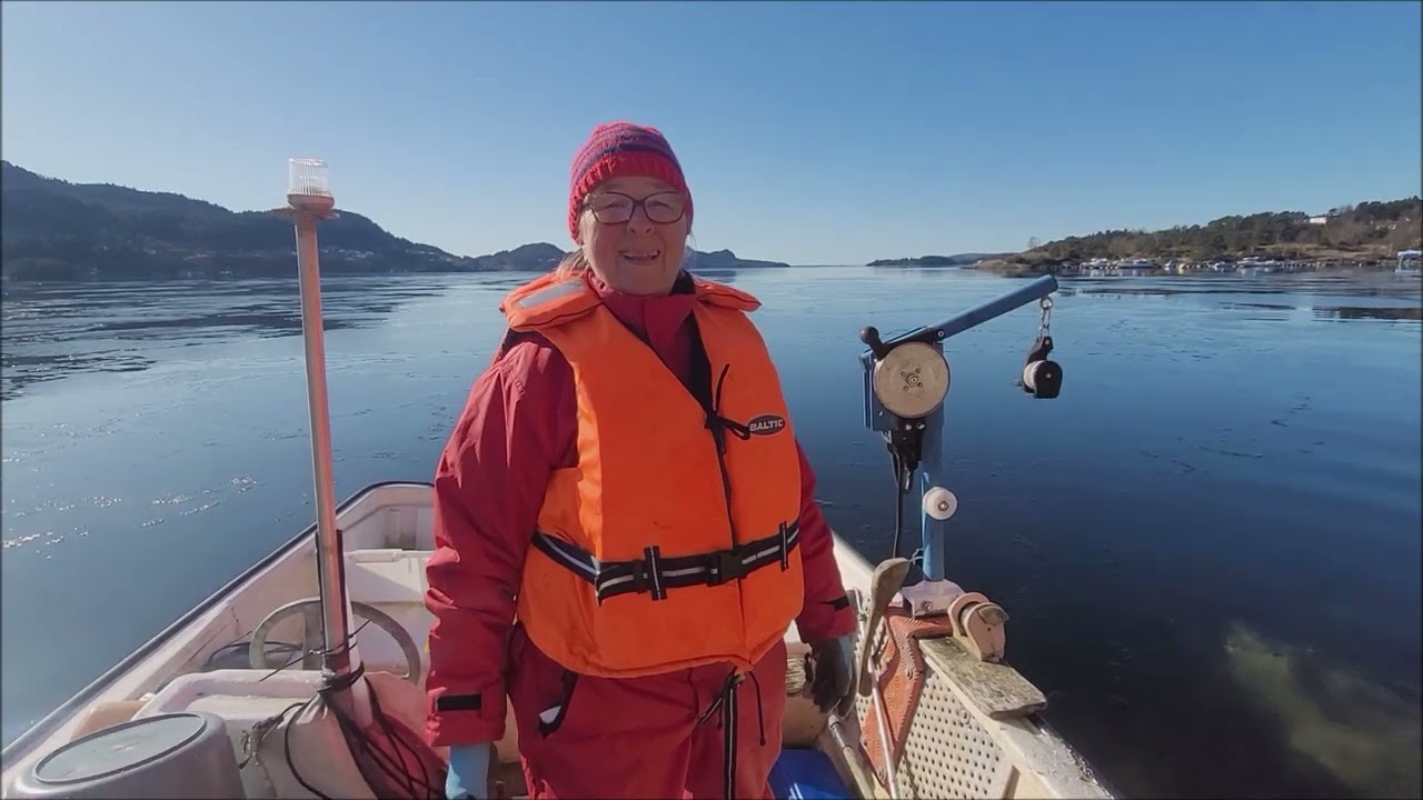 Laila Trekker garn i Fanafjorden