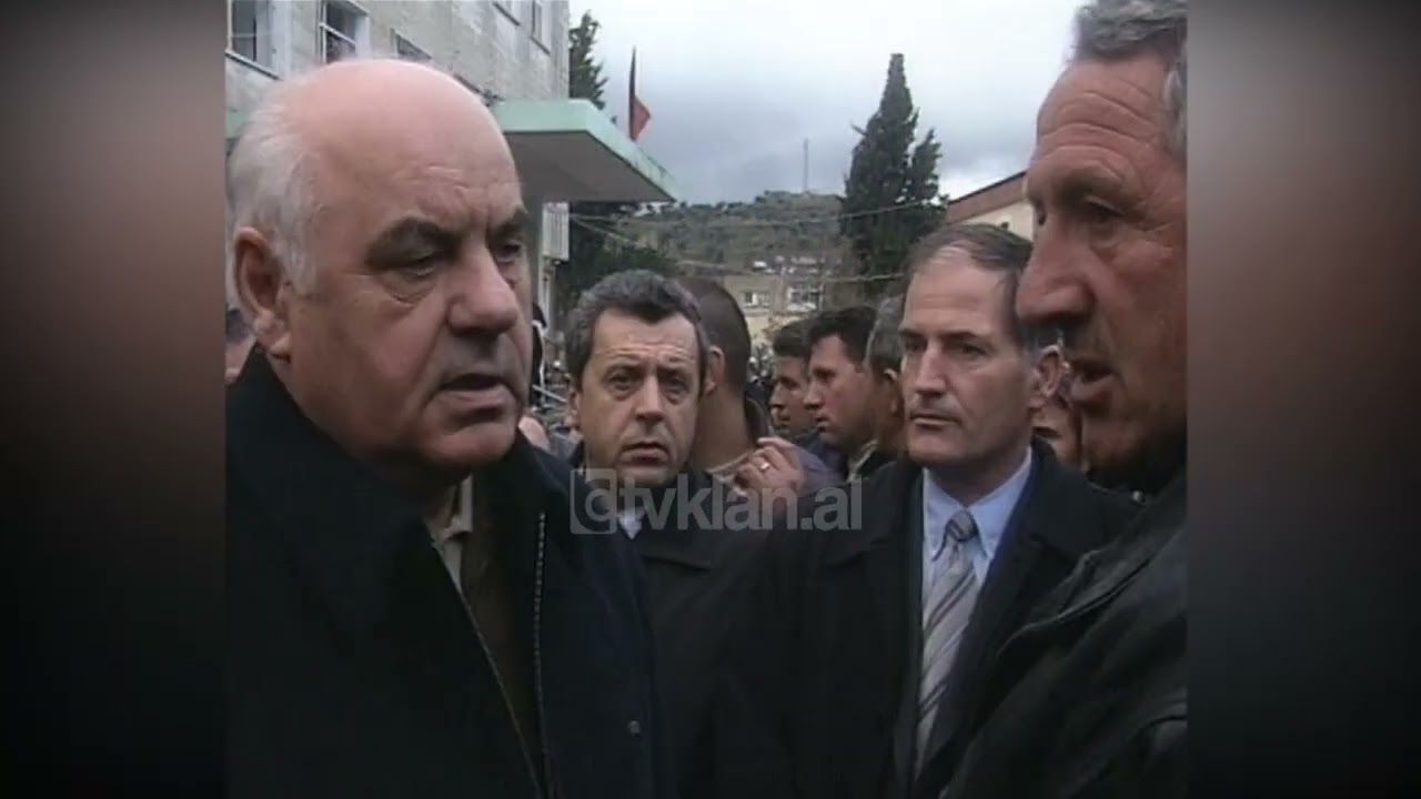 Presidenti Moisiu dhe ministrat vizitojnë familjarët e tragjedisë në Vlorë - (10 Janar 2004)