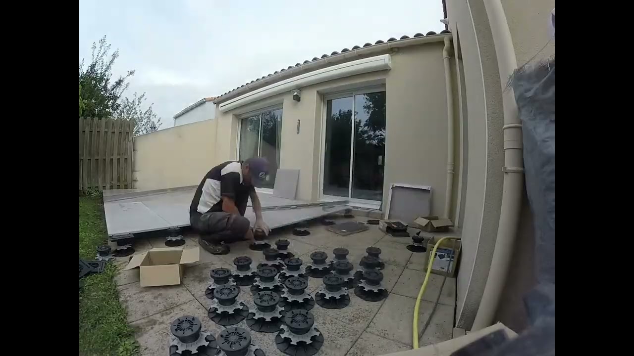 Terrasse sur plots grès cérame 60x60x2cm avec plots autonivelant jouplast.