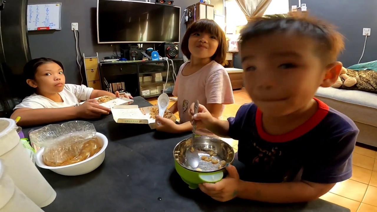 『J Y』奶爸系列之 小三們中午過後等爸比開完會買肉燥飯和 香菇肉羹湯 再加上大杯的多多綠，吃飽喝足真開心。今天最小的弟弟第一名吃超快的。👍👍🌤️🛵🥩🍚🥣😘👨‍👧‍👦🥰😎💪👍🇹🇼🇹🇼🇹🇼🇹🇼🇹🇼🇹🇼