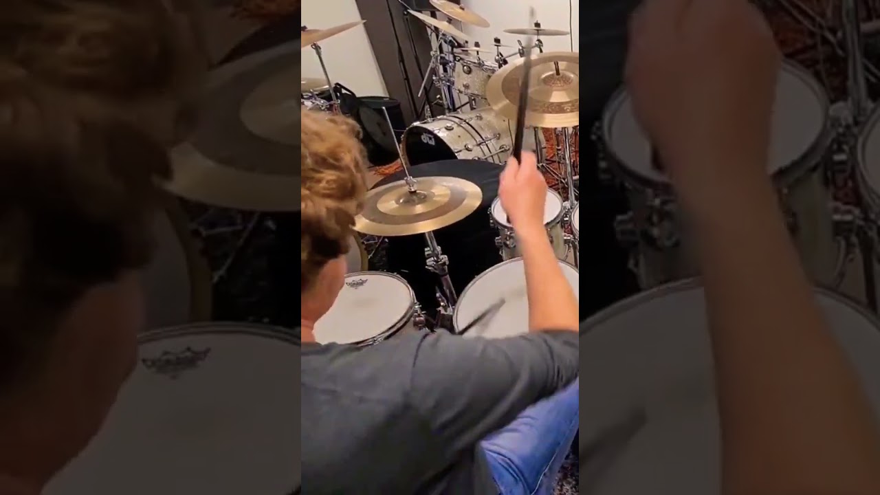 Drumming along a soulful guitar riff in a hip hop r&b outro