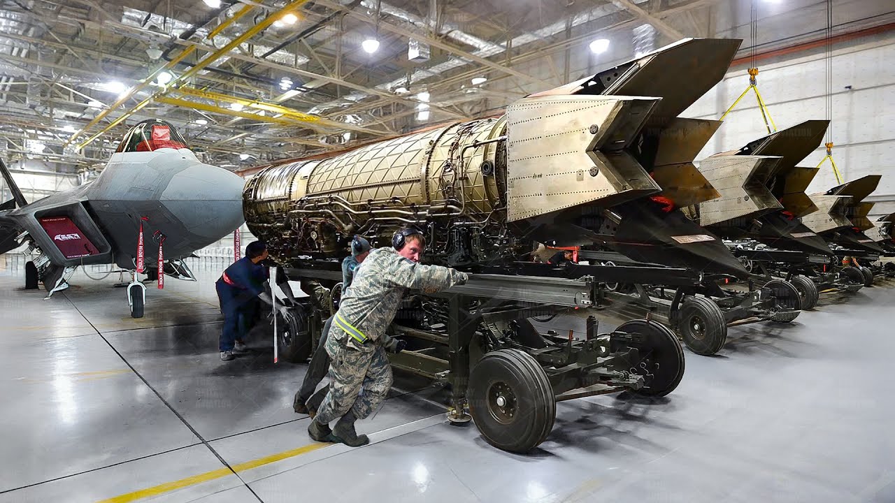 Crazy Process of Removing US F-22&rsquo;s Massive Jet Engines for Repairs