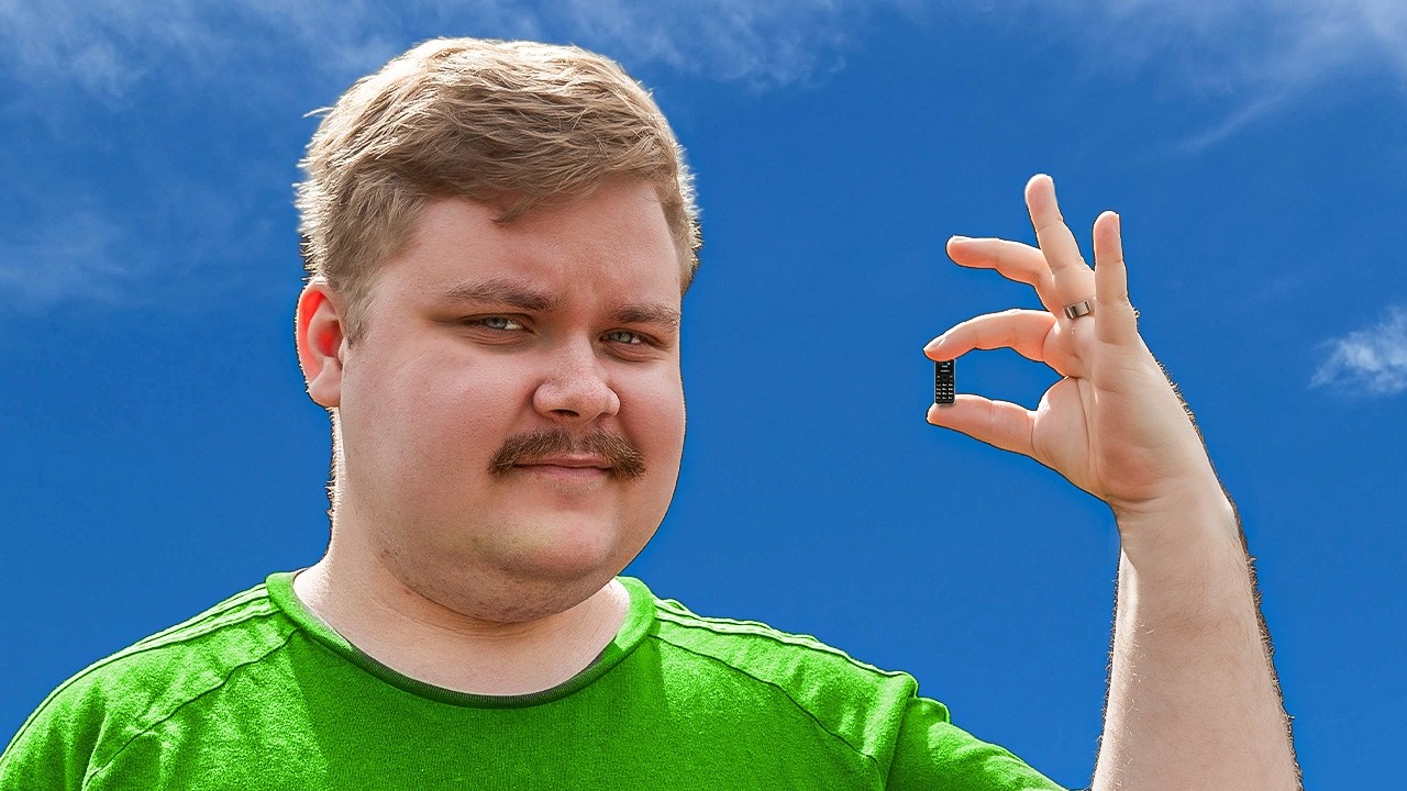 Elän 7 päivää käyttäen maailman PIENINTÄ puhelinta!