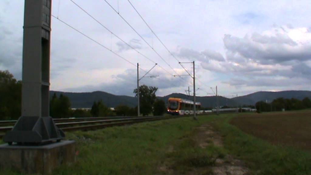 Eine RNV Variobahn (RNV6) in Edingen